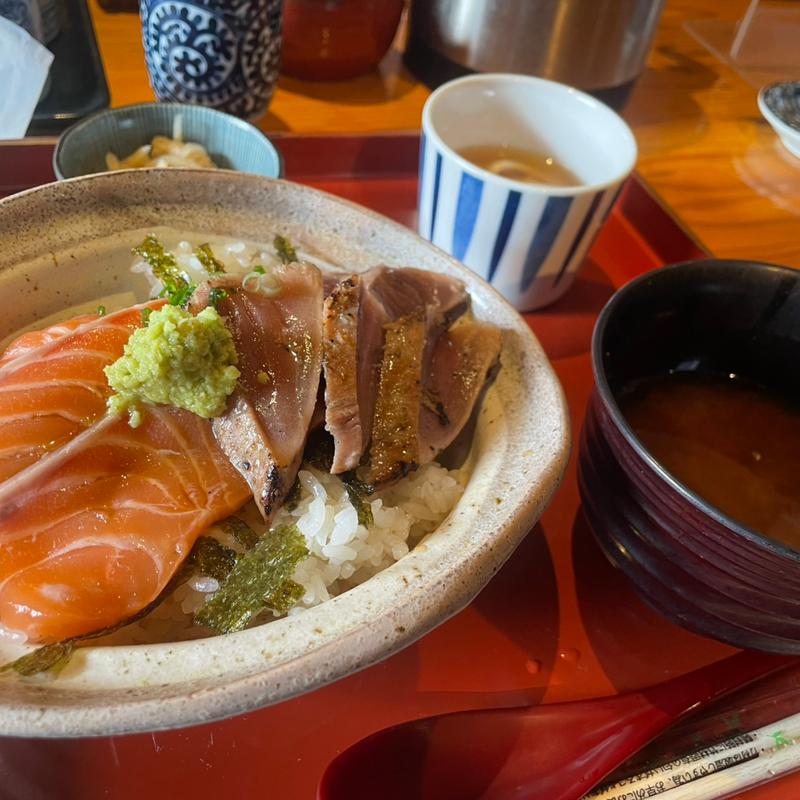 本マグロの中トロ炙りとサーモンの合盛丼(うおじ)