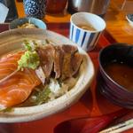 本マグロの中トロ炙りとサーモンの合盛丼(うおじ)