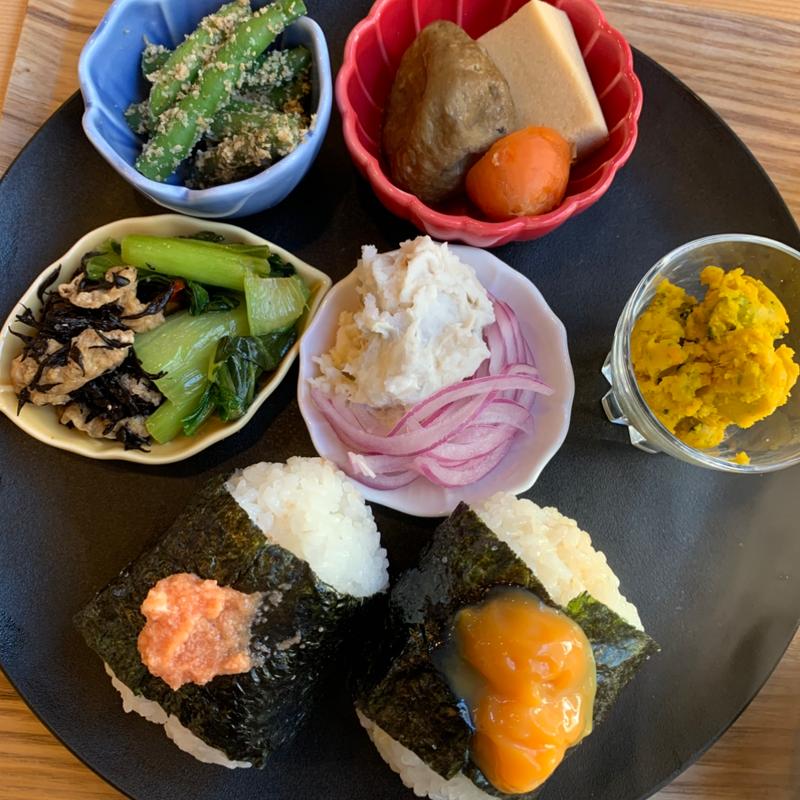 手作りお惣菜とお味噌汁+おにぎり2個(米と酒 塩梅)