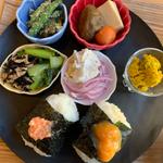 手作りお惣菜とお味噌汁+おにぎり2個