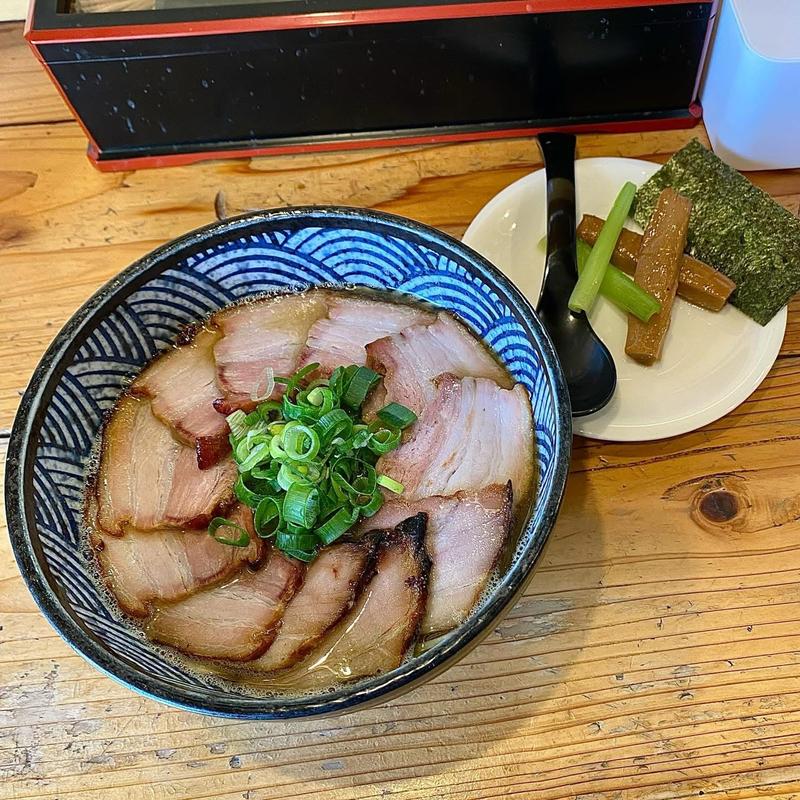 にぼししょうゆらーめん 吊るし焼きDEチャーシュー麺(極麺 青二犀 （ゴクメン アオニサイ）)