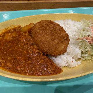チキンキーマカレーとコロッケ