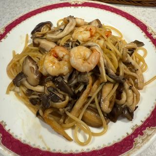 エビとキノコのスパゲッティ(おしょう油味のバター風味)