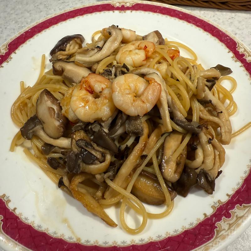 エビとキノコのスパゲッティ（おしょう油味のバター風味）(スパゲッティ カケハシ 新宿)