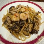 エビとキノコのスパゲッティ（おしょう油味のバター風味）