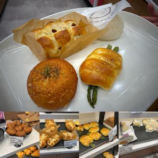 北海道小麦のラムレーズン、札幌ぶたパン、北海道産牛のカレーパンフォンデュ、太陽と大地のアスパラベーコン