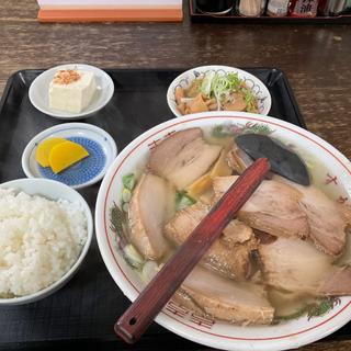 しおらーめん もつ煮定食(すがい食堂 本店)