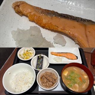 炙り焼き鮭定食・並盛・豚汁セット