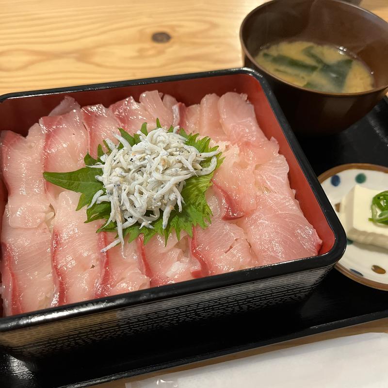 【週替わり重】ぶりしらす重(酒場 烏丸Pit)