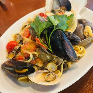 パラディーソ名物 本日仕入れた貝類とチェリートマトのペスカトーレ風リングイネ 