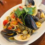 パラディーソ名物 本日仕入れた貝類とチェリートマトのペスカトーレ風リングイネ (トラットリア 築地 パラディーゾ！)