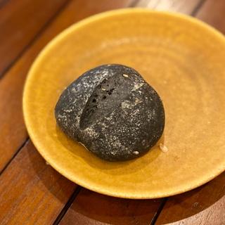 自家製パン (竹炭入り黒ごま)(Cultiver)