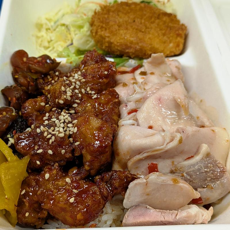 ヤンニョムチキン＆ローストポーク丼(レインボーダイナー)