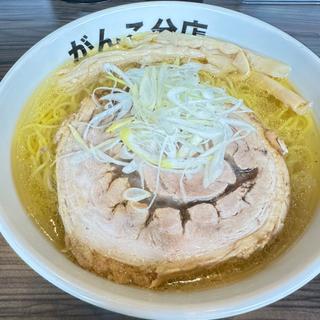 厚切りバラ肉の塩ラーメン