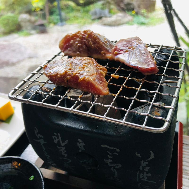 鰹の漬けの炙り_日南一本釣りカツオ炙り重(ギャラリーこだま )