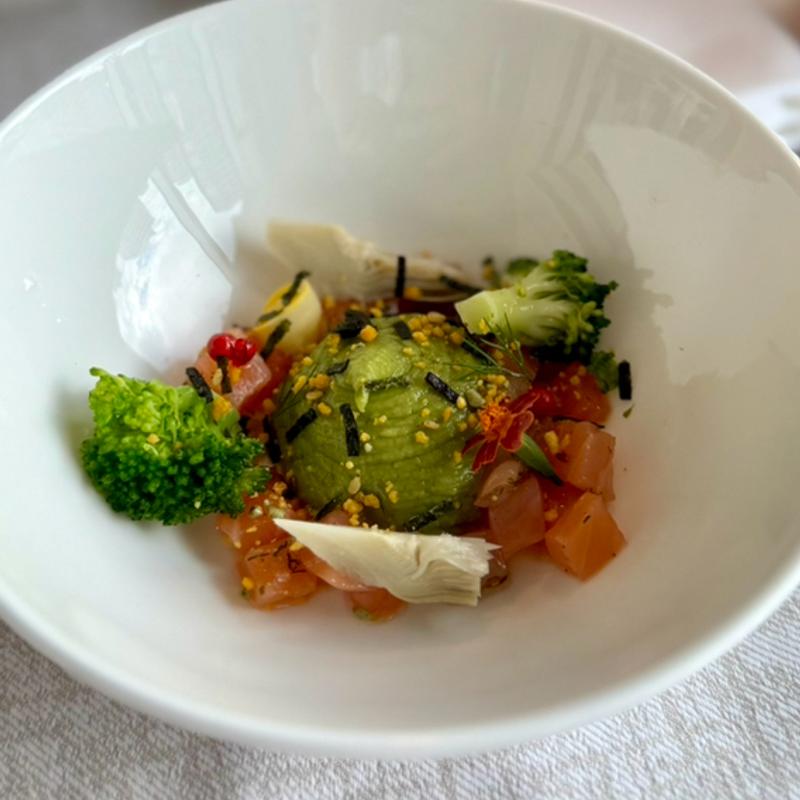 アトランティックサーモンのマリネ アーティーチョーク・ブロッコリー・アボカドのガーデン風オードヴル(ザ・カハラ・ホテル＆リゾート 横浜)