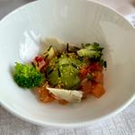 アトランティックサーモンのマリネ アーティーチョーク・ブロッコリー・アボカドのガーデン風オードヴル(ザ・カハラ・ホテル＆リゾート 横浜)