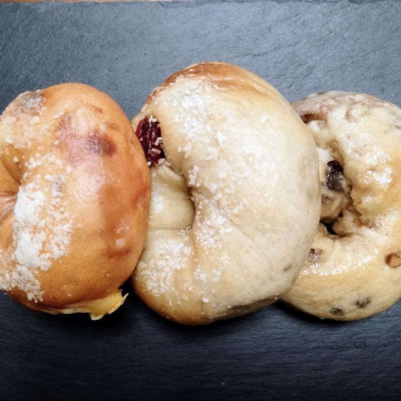 ベーコンチーズトマトベーグル、クランベリー・クルミベーグル、クリスマス(フルーツミックス)ベーグル(土曜と日曜とソフトクリームとベーグル)