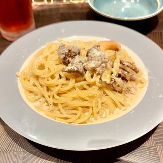 赤味噌で煮込んだ牛スジとクタクタネギのクリームソース