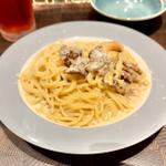 赤味噌で煮込んだ牛スジとクタクタネギのクリームソース