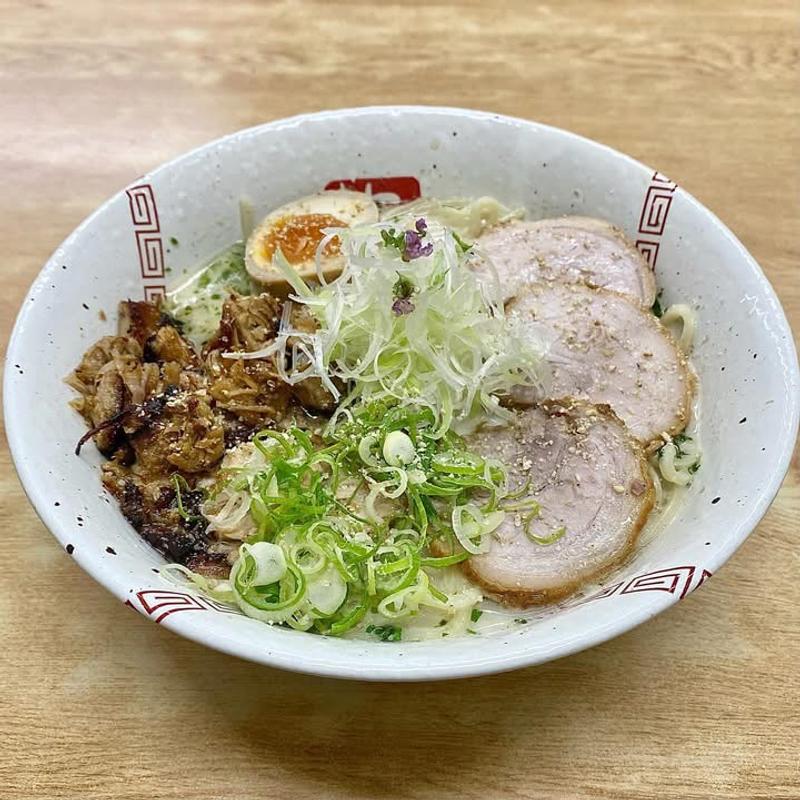 塩チャーシュー麺 中盛 1.5玉(らーめん 弥七)