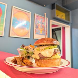 アボカドモッツァレラチーズバーガー(S.B.DINER-KOBE （エスビーダイナー コウベ）)