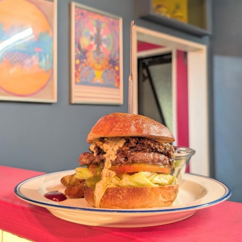 牛すじラグーのチリチーズハラペーニョバーガー(S.B.DINER-KOBE （エスビーダイナー コウベ）)