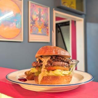 牛すじラグーのチリチーズハラペーニョバーガー