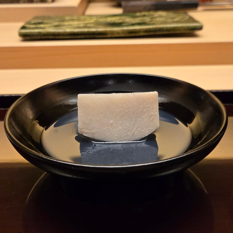 海老芋 瀬田しじみの出汁炊き(鮨 髙橋 謙太郎)