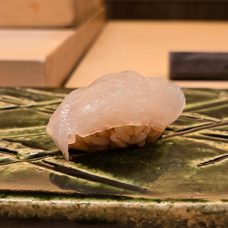 カワハギ 蒸した肝入り 握り(鮨 髙橋 謙太郎)