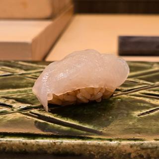 カワハギ 蒸した肝入り 握り(鮨 髙橋 謙太郎)