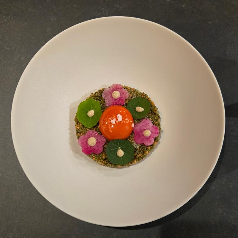 サーモンとズワイガニのユッケ(Mugunfa)