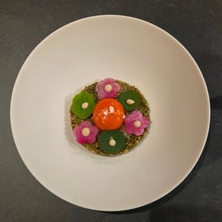 サーモンとズワイガニのユッケ(Mugunfa)