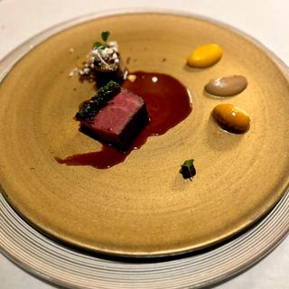 独自の調理法で加工した松阪牛フィレのインダイレクトロティ ソースペリグー ”マスターピーズ” ピエドムートンクーリー(RISTORANTE OZIO（リストランテ オッツィオ）)