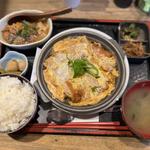 カツ煮定食：煮こみ付き