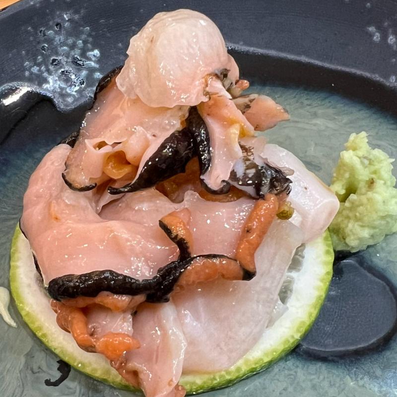 特大釜サザエのお造り(鮨 やま乃)