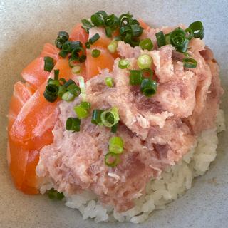 サーモン・ネギトロ丼(川野鮮魚店 鮮味)