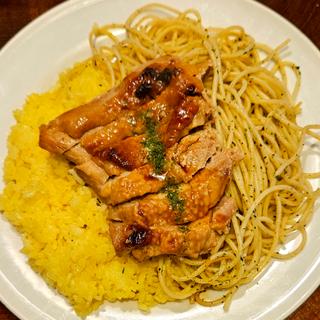 照り焼き風チキン バターライスとスパゲッティ添え