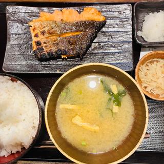 厚切り銀鮭塩焼き定食