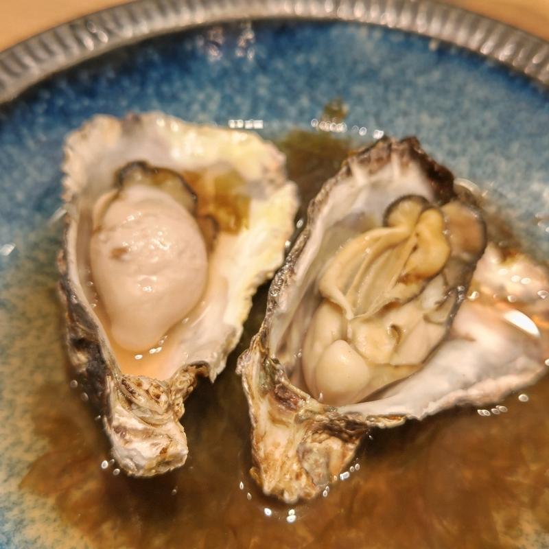 殻つき真牡蠣おでん(貝 刺身専門店 しらはら 関内)