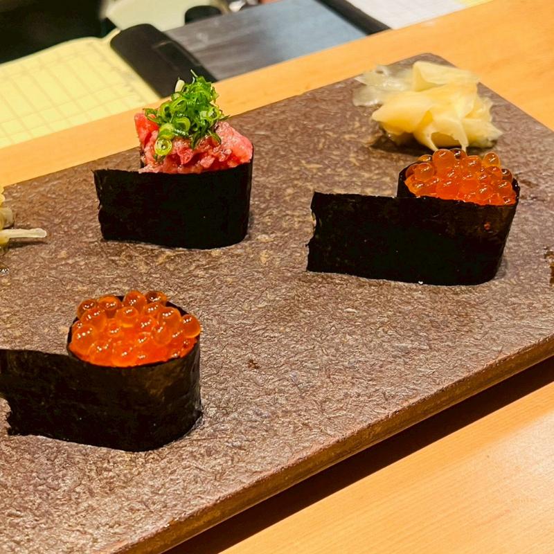 いくら　ねぎとろ(魚屋ひでぞう 立ち呑み店 )