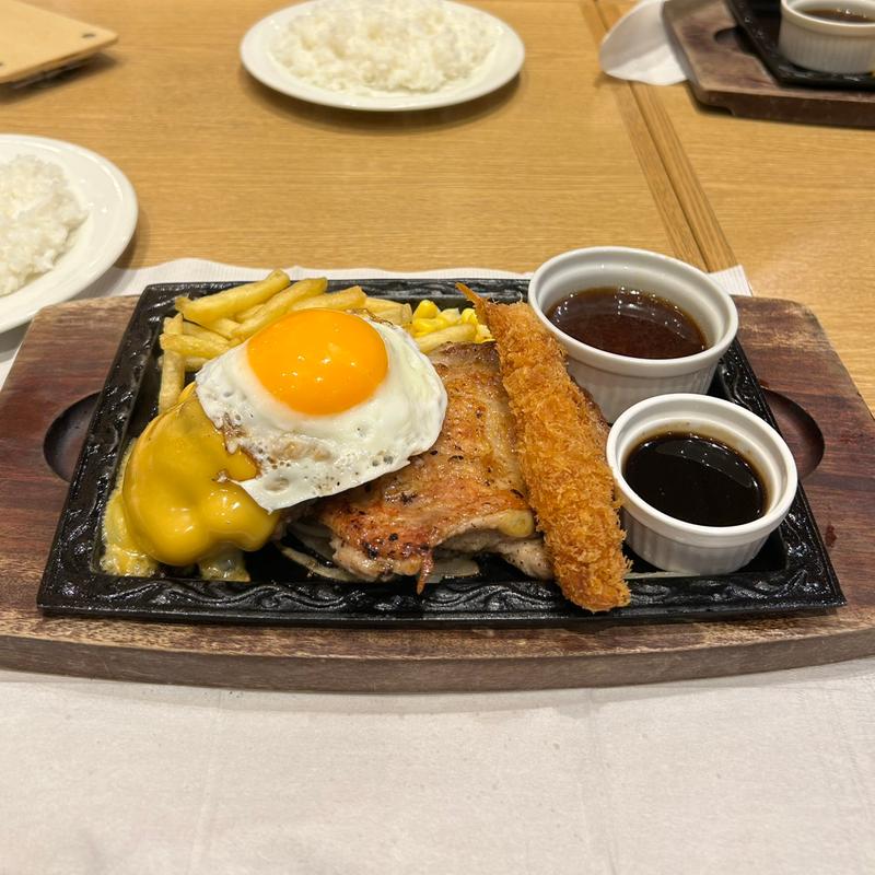 宮ハンバーグ&チキングリル(目玉焼き、チーズ、海老フライトッピング)(カフェ＆ビヤレストラン宮 羽田空港店)