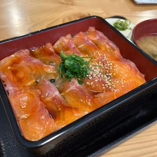 サーモンユッケ重