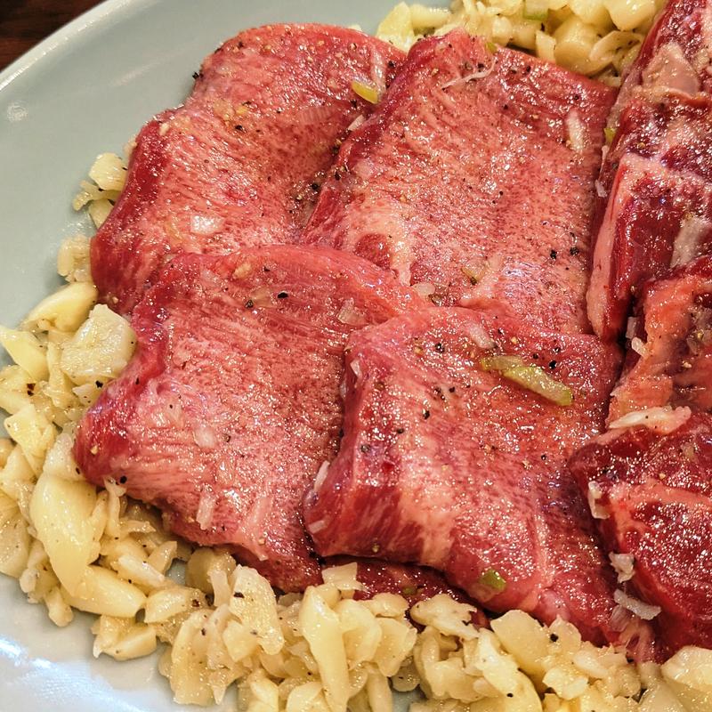 ニンニク上塩タン(川崎焼肉 肉小僧 はなれ)