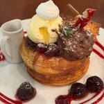  チェリーとショコラムースのフォレノワールパンケーキ