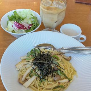 たっぷりきのこと大葉のバターしょうゆ(Bayside Ducky Duck キッチン)