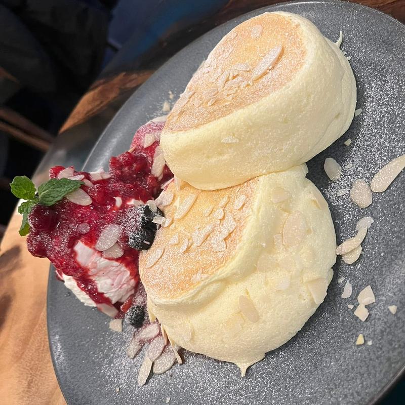 トリプルベリーのパンケーキ(Caldo Abbraccio(カルド アブラッチョ))