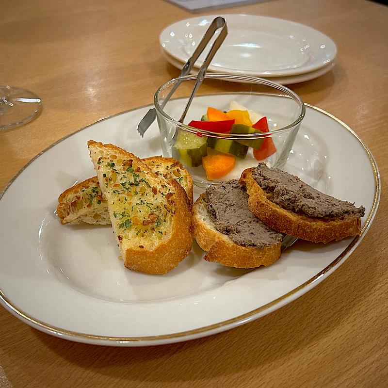 レバーペースト、ガーリックトースト、ピクルス(福島×イタリアン Cucina)