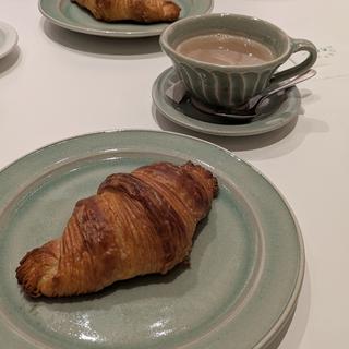 焼き立てクロワッサン