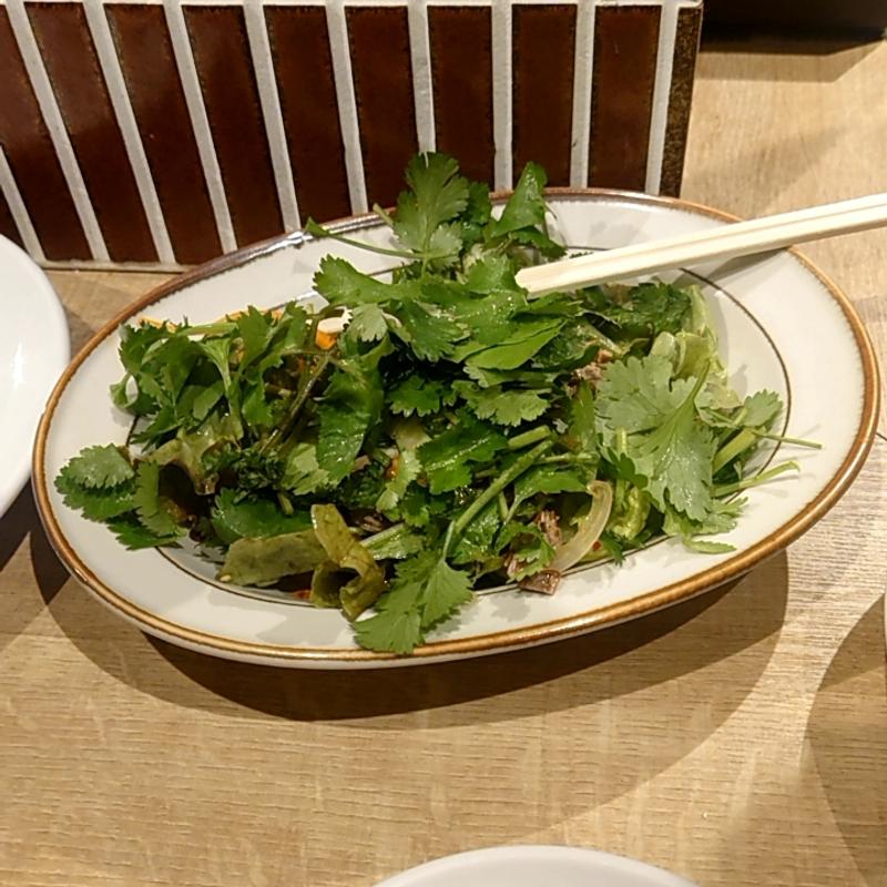 羊のパクチーサラダ(生ラムかんな 銀座コリドー街)